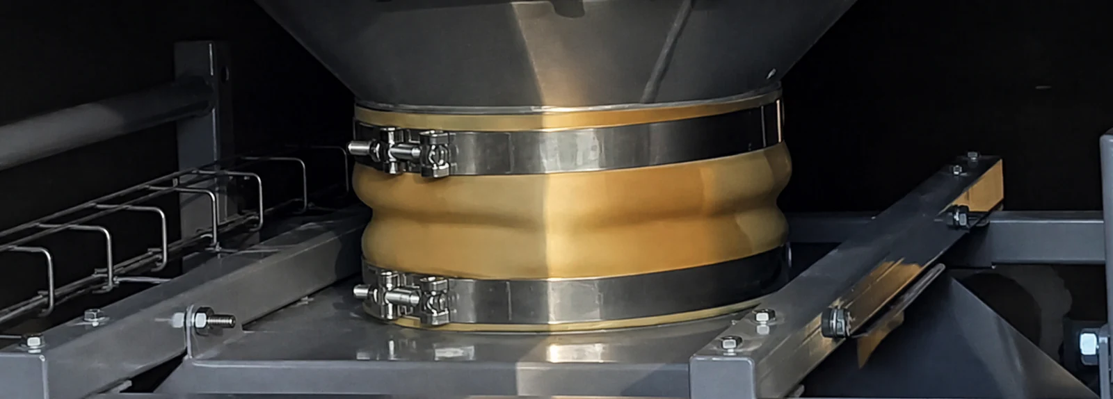 Flexible connection and discharge equipment below an industrial silo.